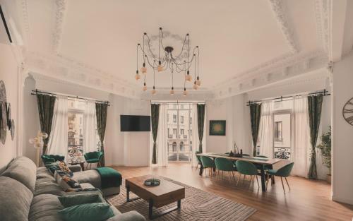 8 rooms, 6 bathrooms over Gran Via Street