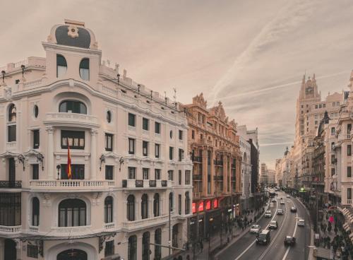 8 rooms, 6 bathrooms over Gran Via Street