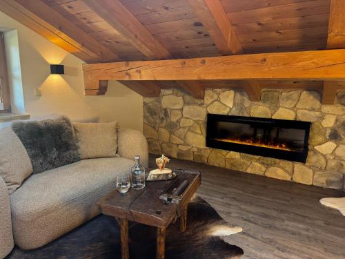 een woonkamer met een bank en een open haard bij Haus Kilian in Berchtesgaden
