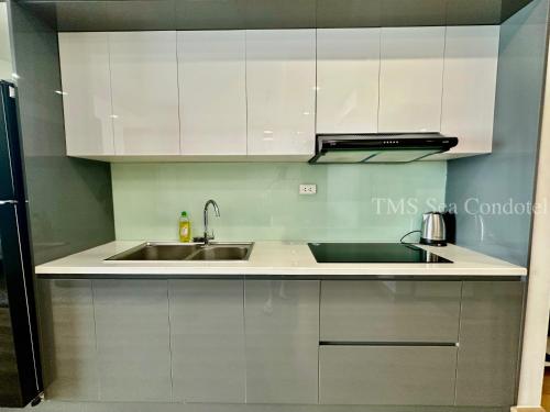 Kuchyň nebo kuchyňský kout v ubytování TMS Quy Nhơn View Biển