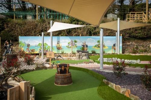 Taman di luar The Vacation, Cozy Static Caravan in Newquay