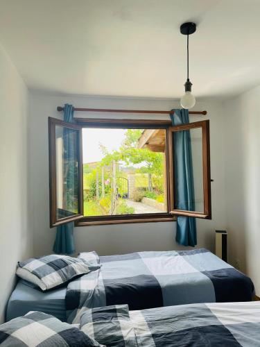 une chambre avec deux lits et une fenêtre dans l'établissement Family House Heated Pool, à Espère