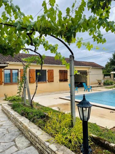 une maison avec une piscine et un éclairage de rue dans l'établissement Family House Heated Pool, à Espère