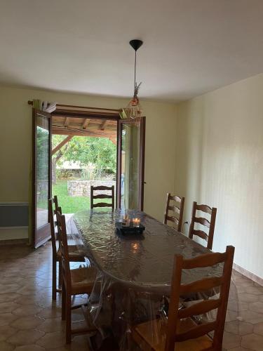 une salle à manger avec une grande table et des chaises dans l'établissement Family House Heated Pool, à Espère
