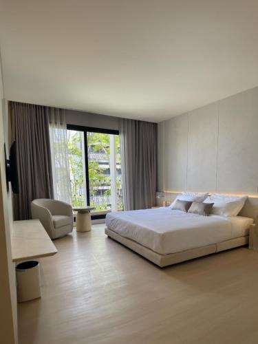 een slaapkamer met een groot bed en een groot raam bij Chinatown Heritage, Chinatown Main road in Samphanthawong