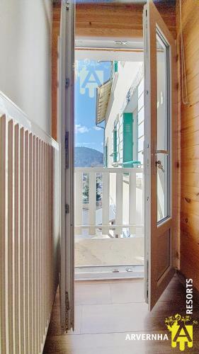 une porte ouverte avec vue sur un balcon dans l'établissement Studio de la Mouteroun, à Chambon-sur-Lac