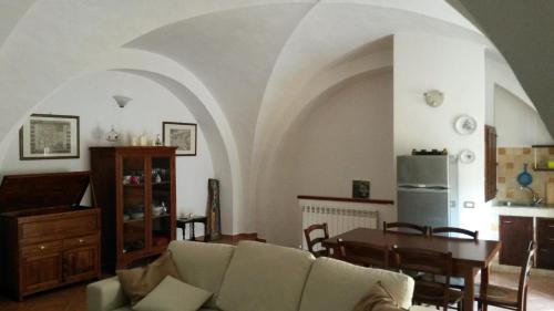 sala de estar con sofá y mesa en Residenza Le Volte Degli Angeli, en Spello