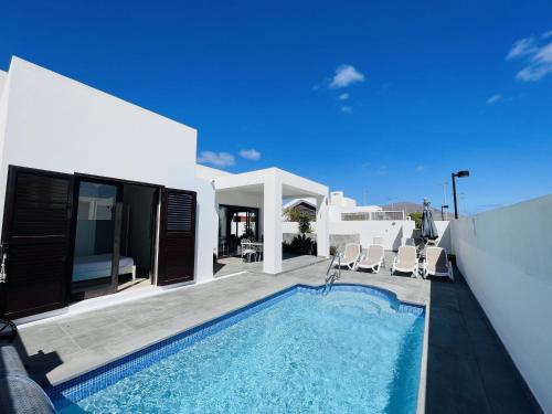 una villa con piscina y patio en Casa Angelita Y Pablo, en Playa Blanca