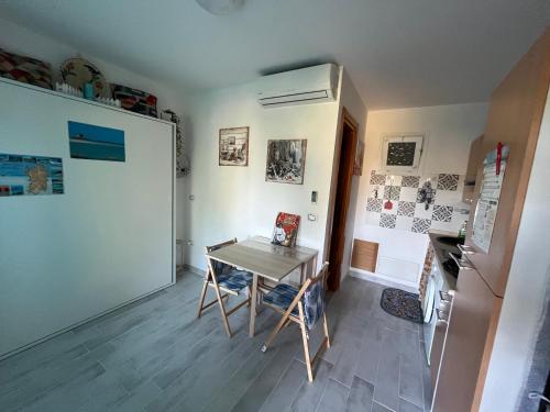 a dining room with a table and a refrigerator at Il Rifugio sul Mare in Stintino