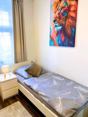 MOLA Apartments-Stilvolle Altstadtwohnung- Seilersee-5 Personen-Terrasse-Grill-Gratis WLANにあるベッド