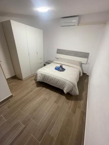 a small bedroom with a bed and wooden floor at Casa en el centro del pueblo in El Morell