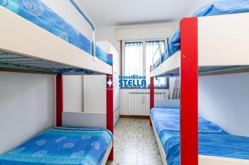 a bedroom with two bunk beds in a hostel at Casa Rialto in Lido di Jesolo