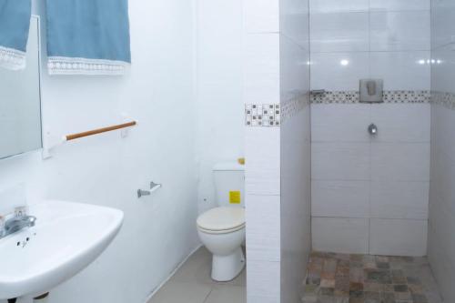 Ένα μπάνιο στο OCEAN VIEW APARTMENTs