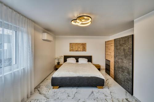 a bedroom with a bed and a window at Premium Apartment zentrumsnah in Aschaffenburg