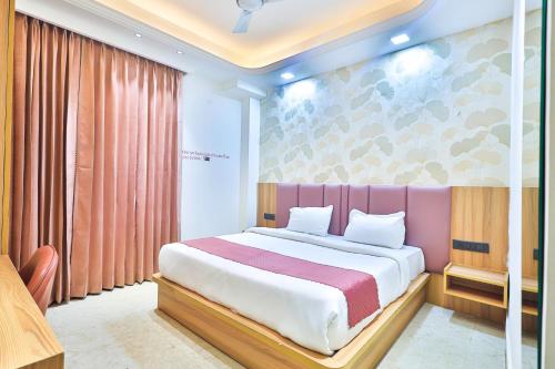 a bedroom with a large bed in a room at Orsom Stays Sassy Sector 53 in Gurgaon