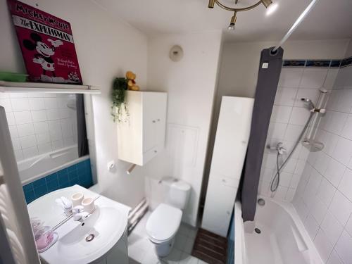 une petite salle de bain avec toilettes et lavabo dans l'établissement Studio 4 voyageurs quelques minutes de Disneyland Paris parking privé gratuit, à Guermantes