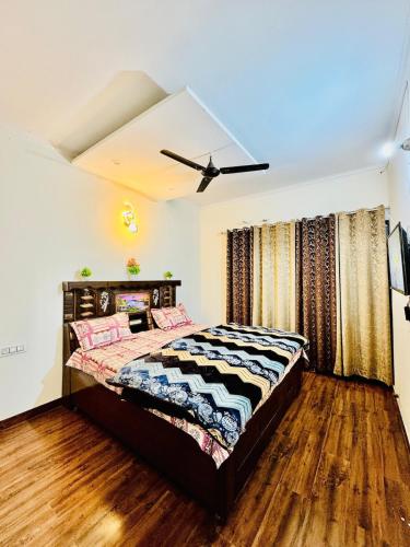 a bedroom with a bed and a ceiling at Couples and family welcome for stay in Kharar