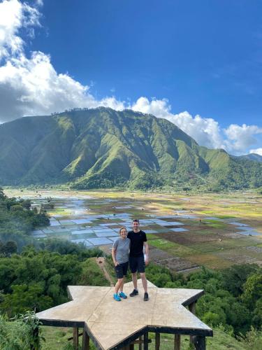 a man and a woman standing on top of a star at Poetri Bungalow & Restaurant in Senaru