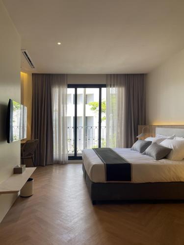 een slaapkamer met een groot bed en een balkon bij Chinatown Heritage, Chinatown Main road in Samphanthawong