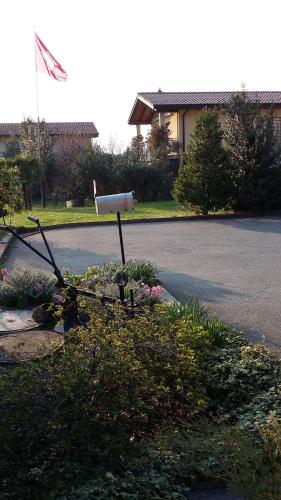 a street sign on the side of a road at B&B Il Vigneto in Melano