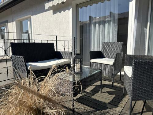 a patio with chairs and a table on a balcony at APARTAMENTY LAVENDERIA z widokiem na Górę Parkową, blisko centrum in Kudowa-Zdrój