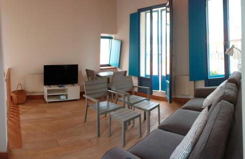 a living room with a couch and a tv at Campo da Lúa 4 in Muros