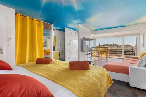 une chambre avec deux lits et une vue sur l'océan dans l'établissement Village Naturiste R4N - Villa Bonheur Front Beach, au Cap d'Agde