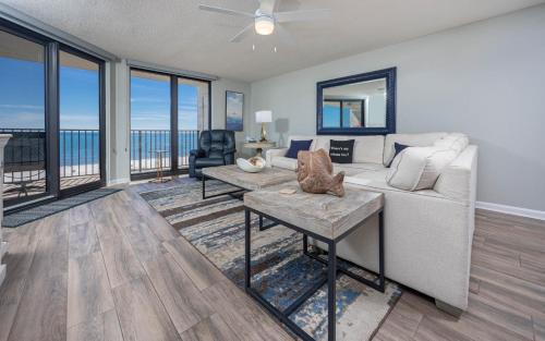 un soggiorno con un divano e un tavolo di Phoenix VI 6803 condo a Orange Beach