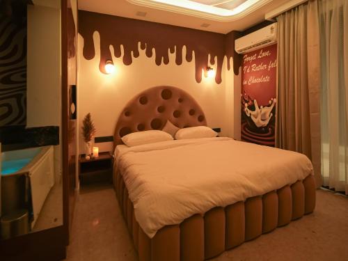 a bedroom with a large bed in a room at Orsom Stays Sassy Sector 53 in Gurgaon