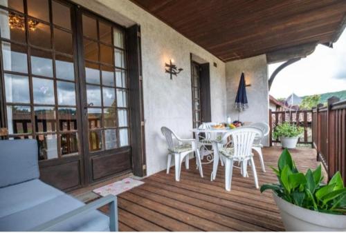 un patio avec une table et des chaises sur une terrasse dans l'établissement La Maison de Rosyne, à Aubas