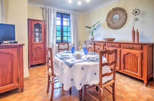 une salle à manger avec une table et quelques chaises dans l'établissement La Maison de Rosyne, à Aubas
