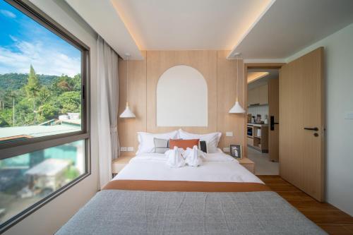 Postel nebo postele na pokoji v ubytování Japanese-Style Condo close Kamala Beach