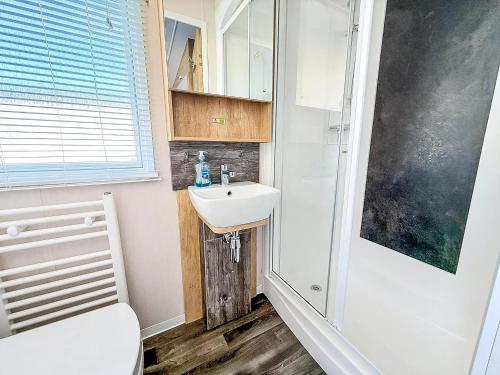 Vannituba majutusasutuses Stunning 6 Berth Caravan With Decking At Manor Park, Near Hunstanton Ref 23068C