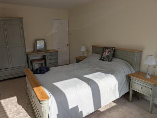 ein Schlafzimmer mit einem großen Bett und zwei Nachttischen in der Unterkunft Keys Crossed Farm in Barnard Castle