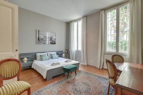 une chambre avec un lit, une table et des chaises dans l'établissement Pura Vida, à Cannes