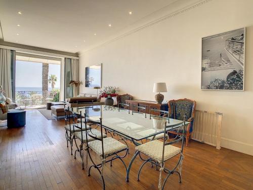 un salon avec une table en verre et des chaises dans l'établissement Pura Vida, à Cannes