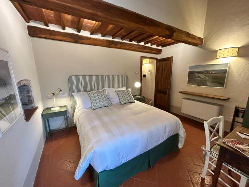 San SanoにあるB&B Borgolecchi , Lecchi in Chiantiの部屋にある大きな白いベッドのある寝室