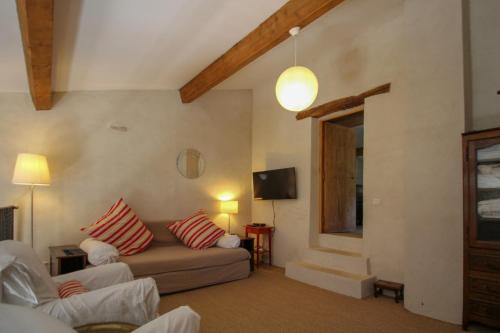 un salon avec un canapé et une télévision dans l'établissement Grange Viard, à Montbrun-les-Bains