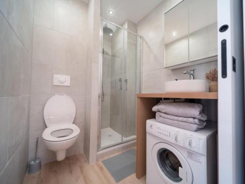 La salle de bains est pourvue de toilettes et d'un lave-linge. dans l'établissement Spondeo Studio - Plein coeur du Vieux Port, à Marseille