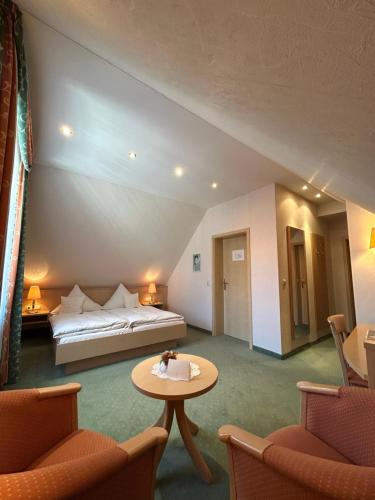Postel nebo postele na pokoji v ubytování Hotel Schmärrnche