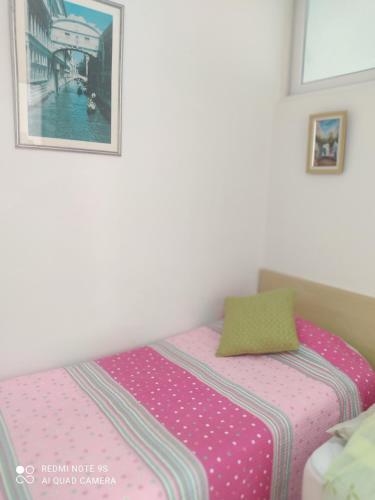 Postel nebo postele na pokoji v ubytování Étage de Villa avec jardin, près de l'aireport et parking privé