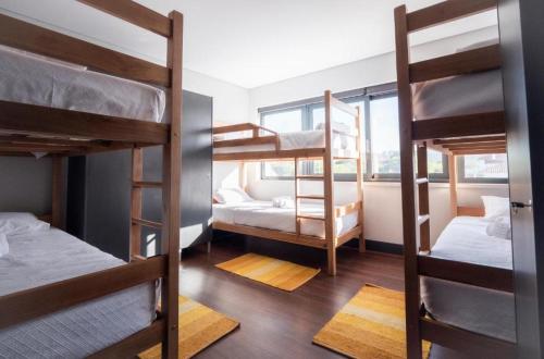 un gruppo di letti a castello in una stanza di Villa Caparica Hostel a Costa da Caparica