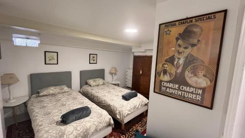 Habitación con 2 camas y póster de un dictador en Appartement en souplex, en Rueil-Malmaison