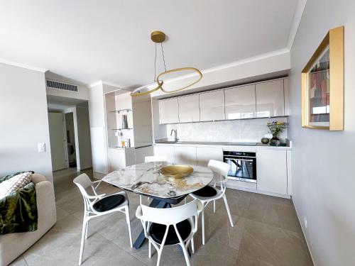 une cuisine et une salle à manger avec une table et des chaises dans l'établissement Appartement Alchimy, à Antibes
