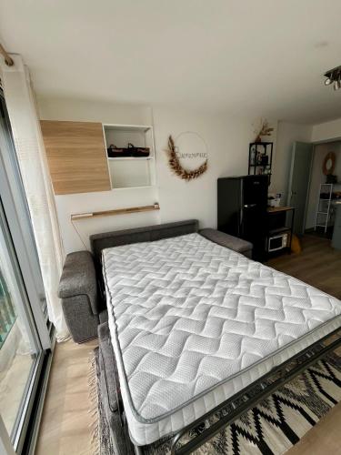 une chambre avec un grand lit dans une pièce dans l'établissement Appartement chaleureux avec vue Lac Matemale, aux Angles