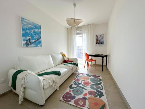 un salon avec un canapé blanc et une table dans l'établissement Appartement Alchimy, à Antibes