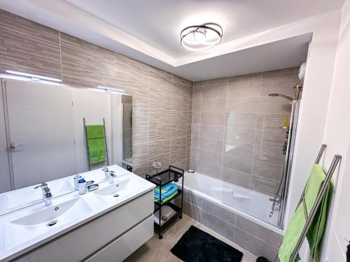une salle de bain avec un lavabo, une douche et une baignoire dans l'établissement Appartement Alchimy, à Antibes