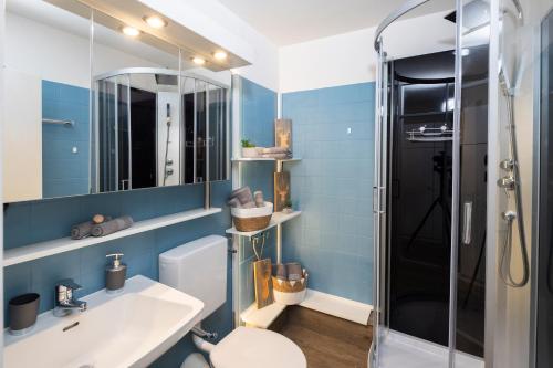 a bathroom with a sink and a shower at Ferienwohnung Wipfelglück in Baiersbronn