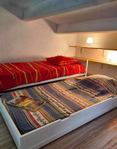 - un lit superposé avec une couette rouge dans l'établissement 001 Ipanema le capi'nède, au Cap d'Agde