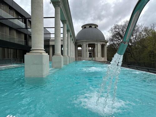 une fontaine devant un bâtiment dans l'établissement Art Nouveau & Nancy Thermal - Appartement F2 paisible de qualité, à Nancy